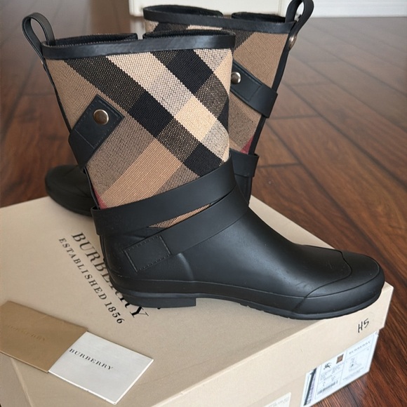 Burberry rain boots - Picture 3 of 4